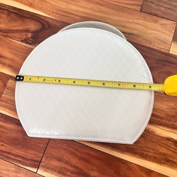 Retro Inspired White Faux Leather Train Case Travel Makeup Case Classy - Picture 7 of 10